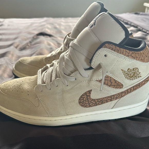 Jordan 1 Mid SE Brown Elephant Size 13 main image 4